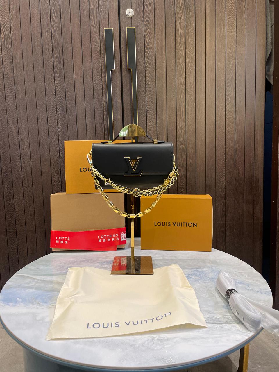 Loui_s Vuitton Wallet On Chain Capucines double box